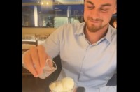 塩梅が難しい・・。デザートのアイスに添えられたリキッドをかけようとした結果・・【海外・動画】