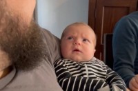 眉をひそめながら男性にだっこされる赤ちゃん。初めて見た立派なおひげにビックリ？？【アメリカ・動画】