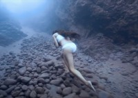 水中版の「全力坂」？美女が水中の坂を駆け上がっていく姿が凄すぎる！！フリーダイバーの凄さがよくわかる！