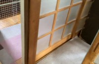 お出迎えは無し？と思わせて待ち伏せしてる柴犬に「愛おしいですね」「こっちまで嬉しくなります」