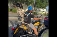 ハロウィンシーズンのアメリカならでは？バイクでタンデムする相手は・・ガイコツのパイレーツ！？【アメリカ・動画】