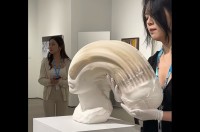 彫刻がビヨーンと伸びた！？石膏作品かと思ったら・・紙の作品だった！！【アメリカ・動画】