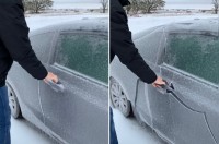 車にヒビが入ったかと思った！！男性が氷に覆われた車のドアを開けたると共に不穏な音と光景が！！