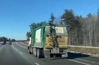 高速道路を走行中に出くわしたまさかの光景。目の前を走るゴミ収集車の後ろにはしがみつくアライグマの姿が！【米・動画】