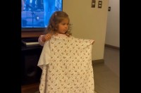 幼い女の子がマジックを披露！頭から布を被って・・姿を消えた？？【海外・動画】