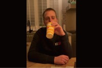 あなたはこの映像のどこに猫がいるか分かりますか？男性が一息ついている映像かと思いきや・・【海外・動画】