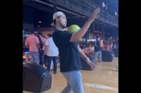 ボウリングで投球前にこなれたトリックを披露！しかし、カッコいいパフォーマンスもストライクには繋がらない？【海外・動画】