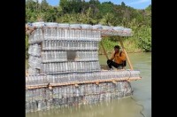これぞボトルシップ？使用済みペットボトルで造られたボート水面に浮かぶ！！【海外・動画】