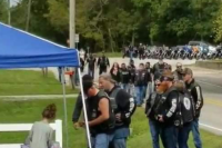 レモネードスタンドを開店した少女のもとに突然やって来たいかついバイク乗り軍団！一体なぜ！？