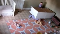2歳児がタンスの下敷きに！双子の兄弟が見せた奇跡の救出劇