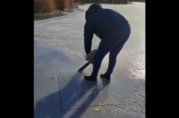 そこに立っていたらダメだよ！！水面の氷をチェーンソーでくり抜こうとした男性に起きた悲劇【海外・動画】