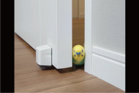 わずかな隙間からするり。スムーズにドアを通り抜けるセキセイインコに反響「体でこじ開けるところがかわいい」「脚の動きがいいね」