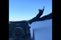 雪に向かってダイブ！？こんもり積もっているように見えるけれど、実際は違った？！【海外・動画】