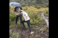 ちょっとした水たまりだと思ったら・・！？軽い気持ちで足を踏み入れた男性たちは大慌て！！【海外・動画】