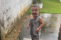楽しいよね！雨水シャワーを満喫する男の子の様子がかわいすぎる！！