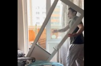 バルコニーに出ようとしたところでハプニング！ドアがまるごと外れて襲いかかってきた！？【海外・動画】