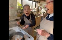 「ナイスキャッチ！」鍋から飛び出した野菜を反射的に拾って大盛り上がりするのが微笑ましい、日常のワンシーン