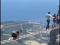 最恐の吊り橋！あまりの怖さに叫びながら渡る男性の姿も！