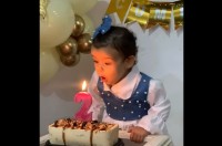 バースデーケーキキャンドルを何度もふ～～っ！火が消えなくて女の子もこまったこまった【海外・動画】