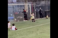 一緒に喜んじゃってる！？ゴールを決められたキーパーが見せた意外なリアクション【海外・動画】