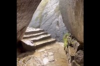 岩窟の外は大雨？と思ったら・・。外に出て飛び込んで来たのは、圧巻の絶景！！【アメリカ・動画】