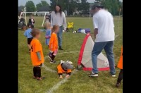 ちょっと遅かった？ゴールを決められた直後に遅れて横に飛んだ小さなキーパー【海外・動画】