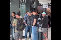 心は少年のまま！空港で窓際に集まった男性たちの視線の先には・・レアな光景が！！【海外・動画】