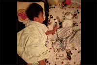 仲良くぐっすり眠る幼い男の子とネコ。しっかりお腹を守っている寝姿に反響「微笑ましい光景」「子供慣れしてる」