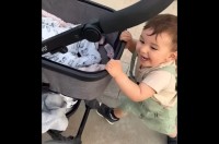 ベビーカーを押す男の子。楽しげなのは「あるイタズラ」を知ったから！？【海外・動画】