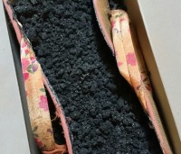 大昔のサンダル草履が加水分解で『大変なこと』になっていた！草履の間にあるこの黒い物体はいったい何！？