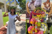 ハワイの卒業生のビフォアアフター！シンプルなドレス姿が賑やかな装いに大変身！！【アメリカ・動画】