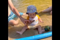 きっとおいしいのに～！赤ちゃんはパパの制止を振り切って口に運びたいものがある！【アメリカ・動画】