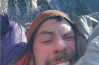 ヒェーっ！！クライミング中の登山家はこんな断崖絶壁で寝るの！？こんな場所で熟睡できないよ！【アメリカ・動画】