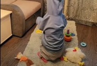 子供部屋で遊ぶ子供の後ろ姿？にしてはなんだか違和感が！その正体は