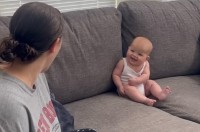 ママと目が合うと赤ちゃんからとびっきりかわいいリアクションが飛び出した！！【アメリカ・動画】