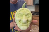 見事な彫刻・・ではない！？精巧に彫り上げられたように見える仕上がりですが・・、野菜なんです！【アメリカ・動画