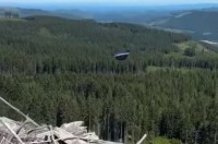 UFO出現！？山の上をフワフワと飛行する半円型の物体が出現！その正体にビックリ【アメリカ・動画】