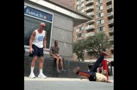 軽快にブレイクダンスをしているのは・・年配の男性！キレッキレの動きに目が釘付け！！【アメリカ・動画】