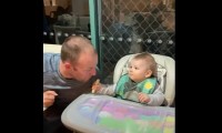 パパが赤ちゃんのおやつを食べるふり！赤ちゃんは「絶対食べられたくない」と素早い反応をする姿がおもしろかわいい