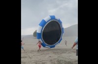 巨大なタイヤが湖畔に現れた？・・違う、トランポリンが大暴走中だ！！【アメリカ・動画】