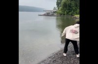 水切りで投じた石が軌道を描いた！？バックステップするミラクルショット！！【アメリカ・動画】
