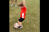 サッカーの練習初日に起きたハプニング。ボールを蹴ろうとしたら・・すってんころりん！！【アメリカ・動画】