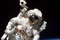 この宇宙飛行士の写真が怖いってなぜ？引きで見ればわかる！本当に恐怖を感じる宇宙遊泳の写真！