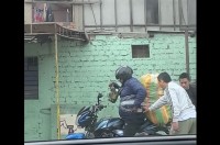 配達員ごとラッピング！？大きな荷物をテープでグルグル巻きに固定して出発しようとする光景を目撃！！【海外・動画】