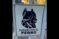 『猛犬注意！』の警告プレート。どんな怖い子が待ち構えていると思いきや・・看板の下にいたのは！？【海外・動画】