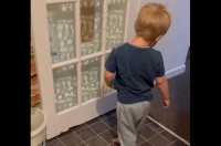 ミラクルキャッチ！？男の子が投げたボールを見失った？と思ったら・・ノールックでキャッチ！！【海外・動画】