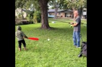 男の子がナイスバッティング！だけどそのボールを誰も取りに行かない・・。その理由はラクラク回収する工夫があったから！？【アメリカ・動画】