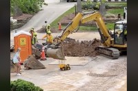 【ほっこり動画】男の子は大喜び！工事現場でショベルカーが『おもちゃのダンプ』に土を入れてくれました！