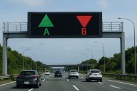 高速道路の緑の矢印標識！実は知らない人が多い本当の意味