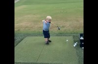 2歳の天才ゴルファー現る！おしゃぶり姿でクラブを振りかぶり・・、ナイスショット！！【アメリカ・動画】